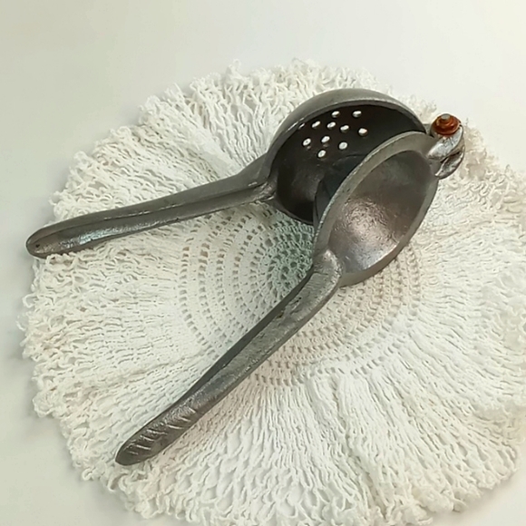 Vintage Die Cast Aluminum Lemon+Lime Hand Juicer/Squeezer/Press - Picture 2 of 10